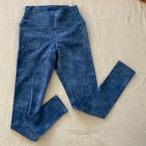 Alo tie-dye blue leggings